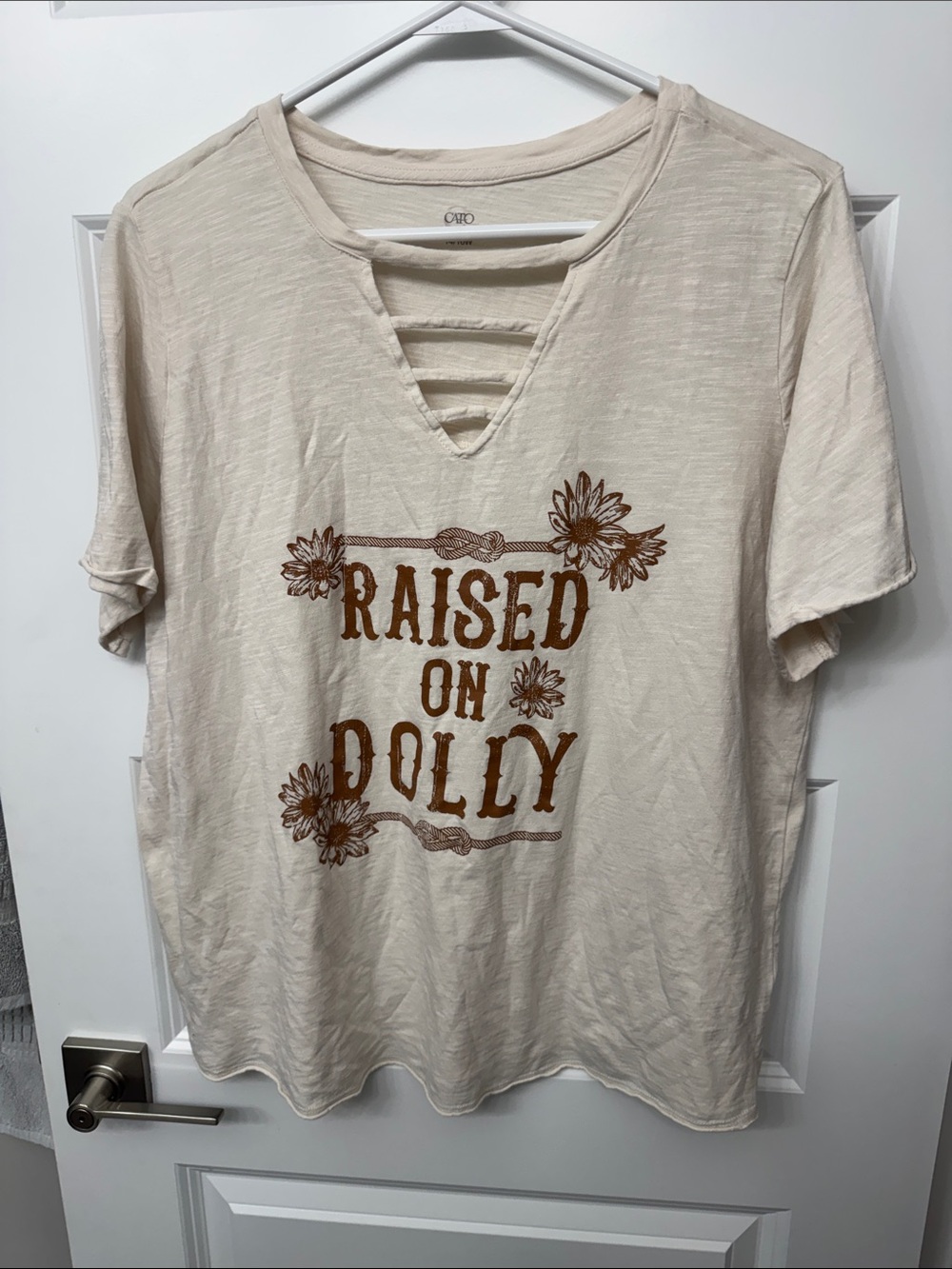Cato Cream Short-Sleeve V-Neck Graphic Tee